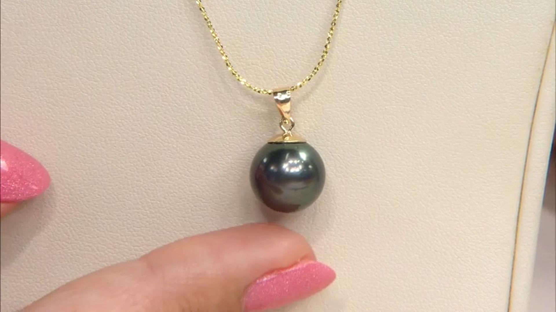 Cultured Tahitian Pearl 18k Yellow Gold Pendant Video Thumbnail