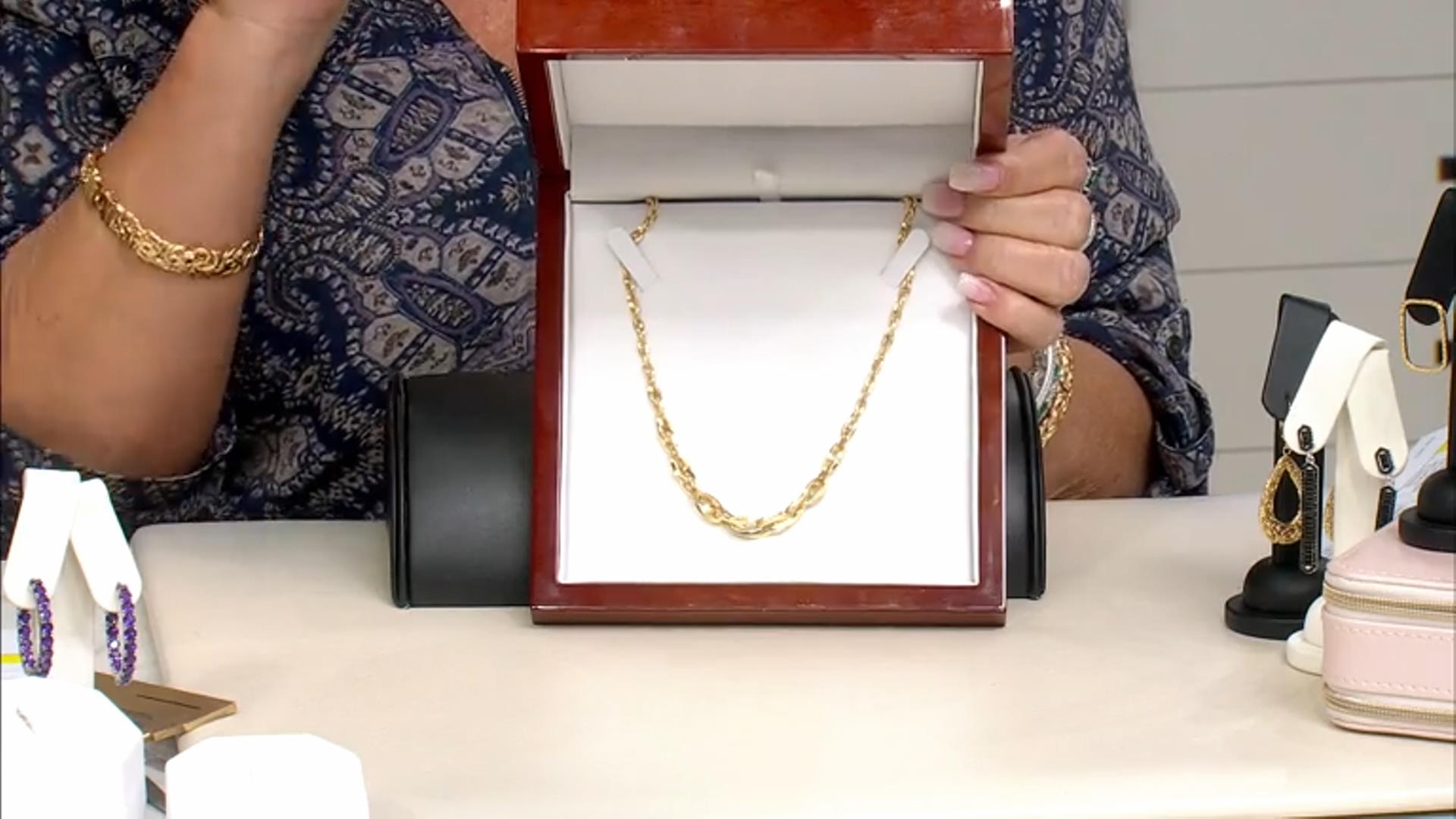 10K Yellow Gold Graduated Interlock Oval Link 20 Inch Necklace Video Thumbnail