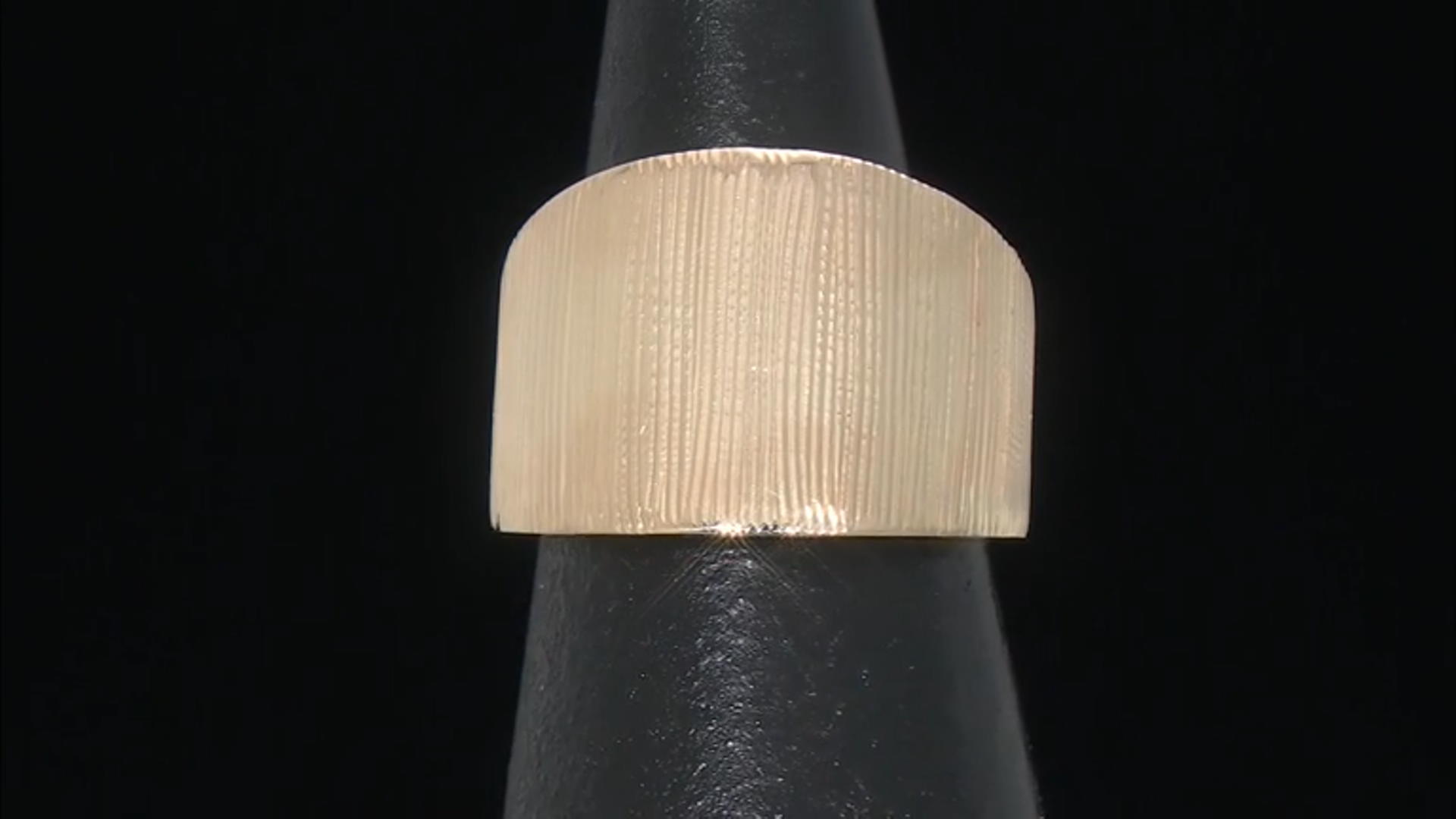 10k Yellow Gold Diamond-Cut Textured Graduated Band Ring Video Thumbnail