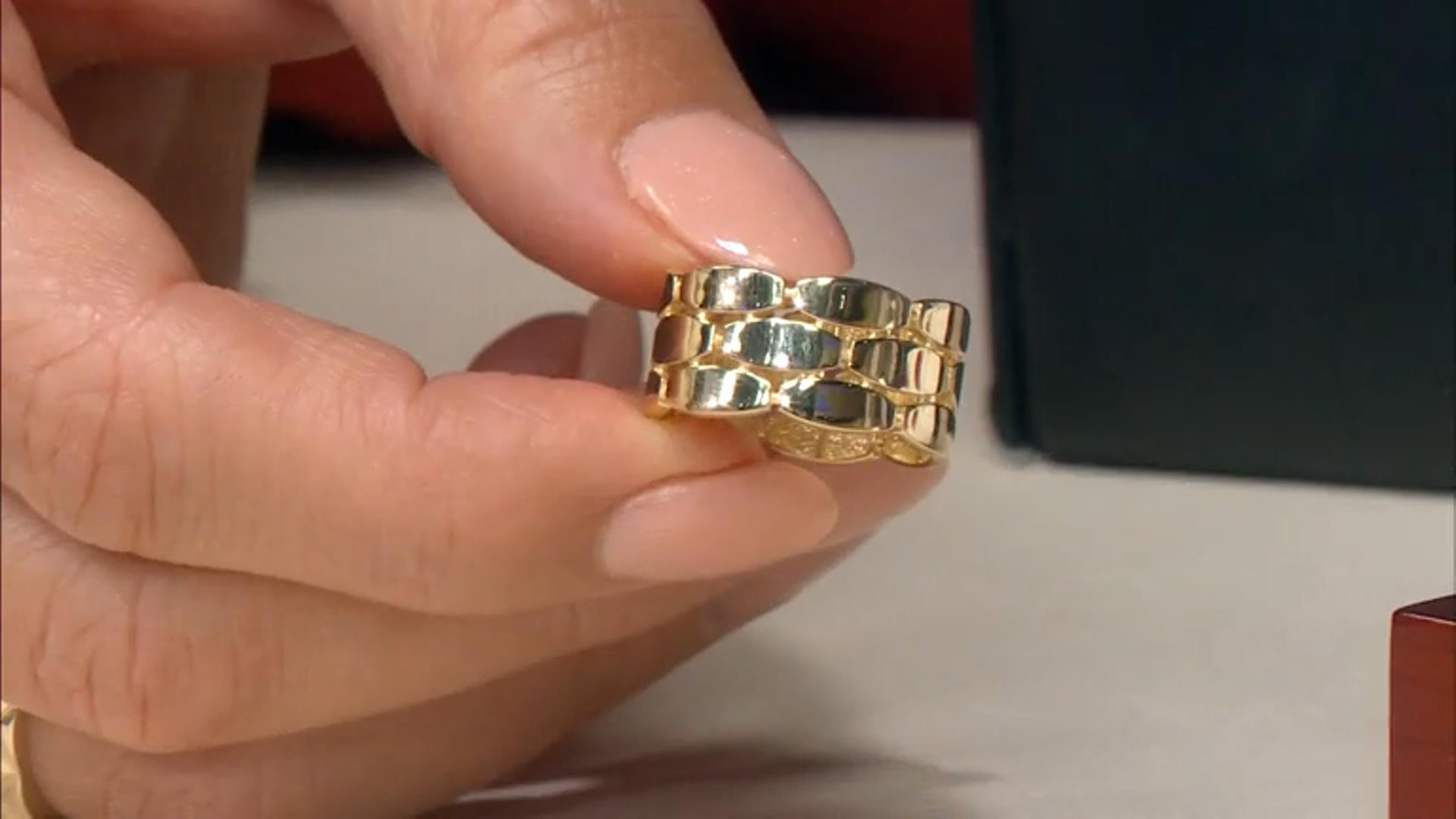 10k Yellow Gold Cobblestone Design Band Ring Video Thumbnail