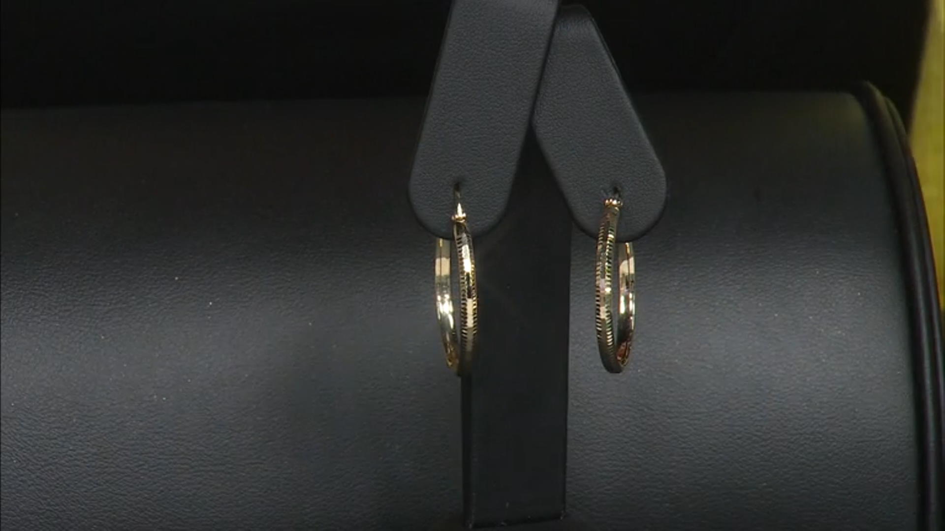 14k Yellow Gold Diamond-Cut 1 1/8" Hoop Earrings Video Thumbnail