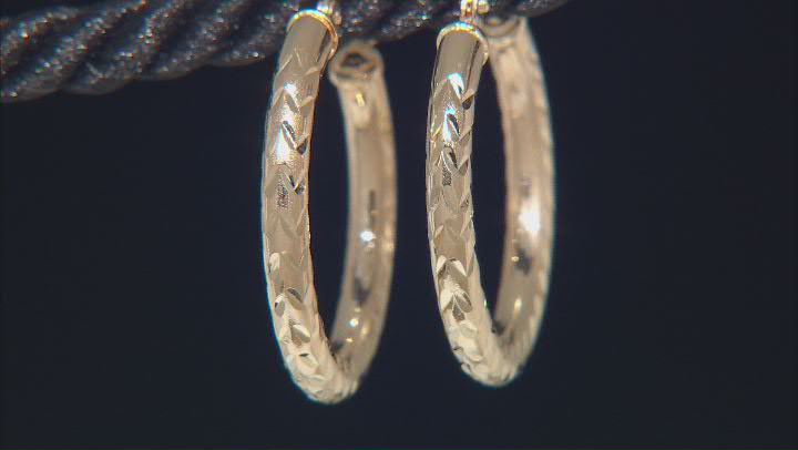 14k Yellow Gold Diamond-Cut 1 1/32" Hoop Earrings Video Thumbnail