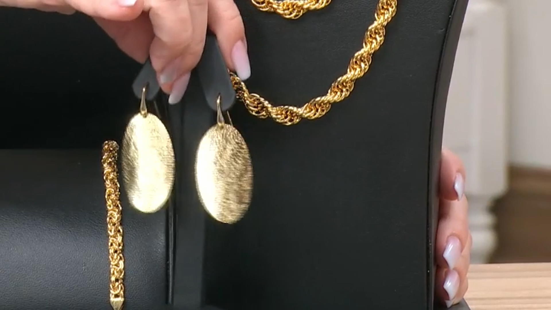 Moda Al Massimo™ 18K Yellow Gold Over Bronze Oval Textured Hammered Earrings Video Thumbnail