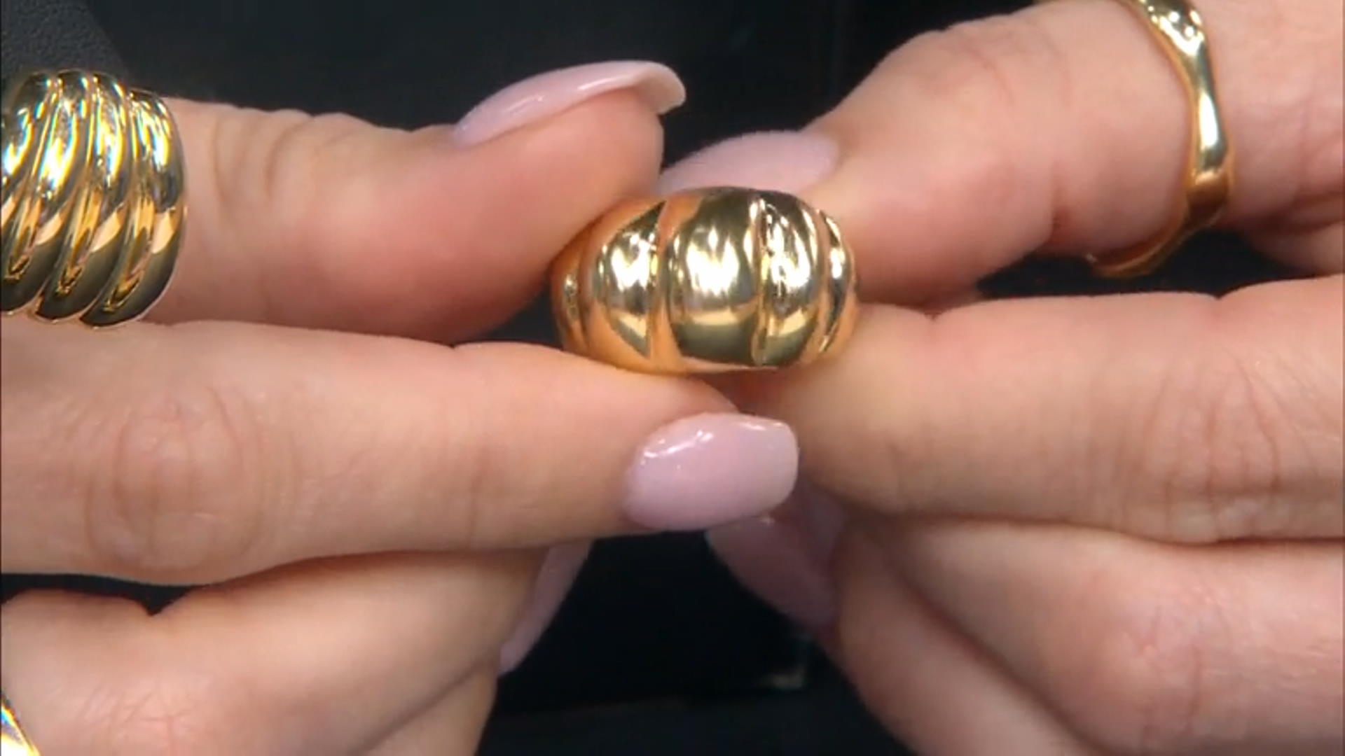 18k Yellow Gold Graduated Scalloped Ring Video Thumbnail