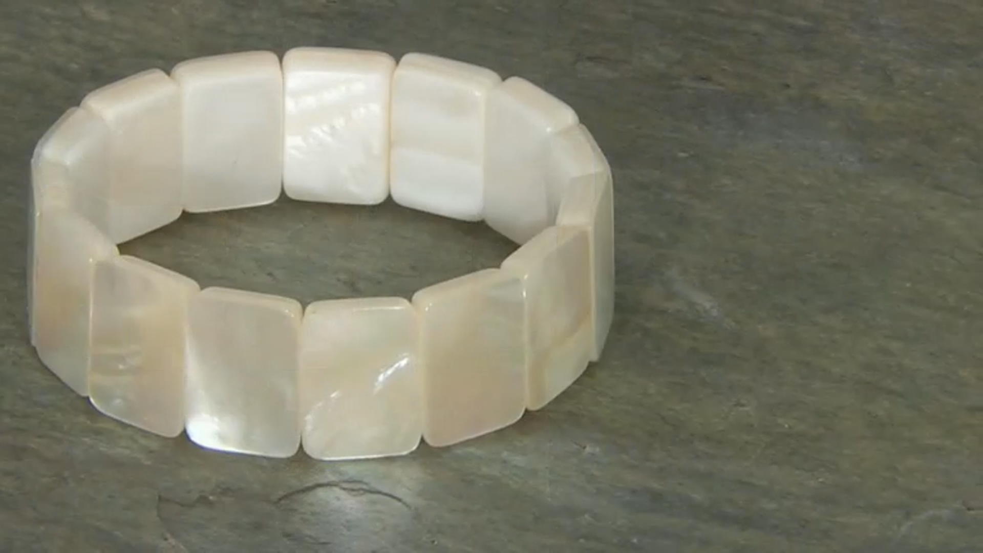 White South Sea & Freshwater Mother-Of-Pearl Stretch Bracelet Video Thumbnail