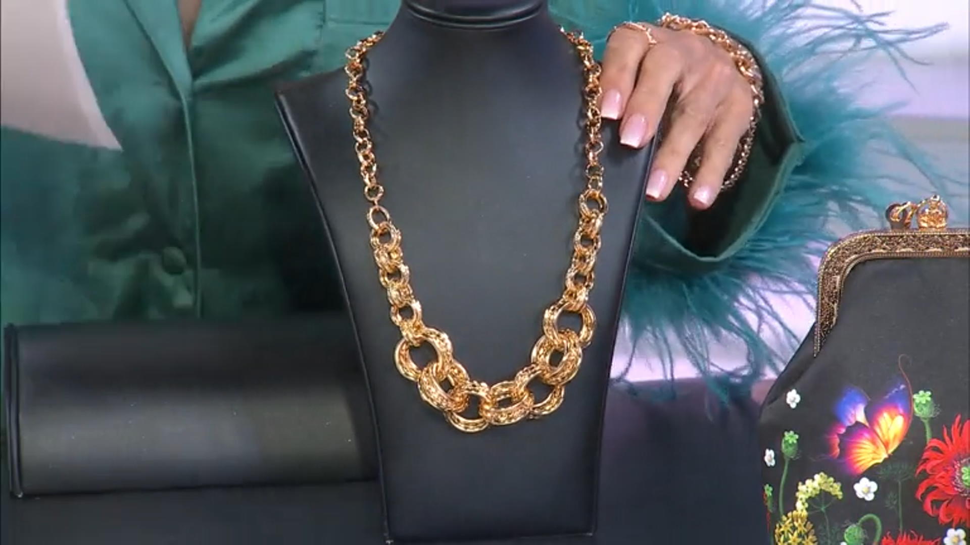 Gold Tone Textured Link Necklace Video Thumbnail