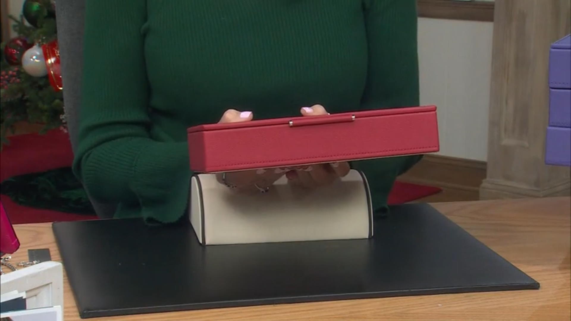 WOLF Medium Ring Box with Window and LusterLoc (TM) in Verry Berry Video Thumbnail
