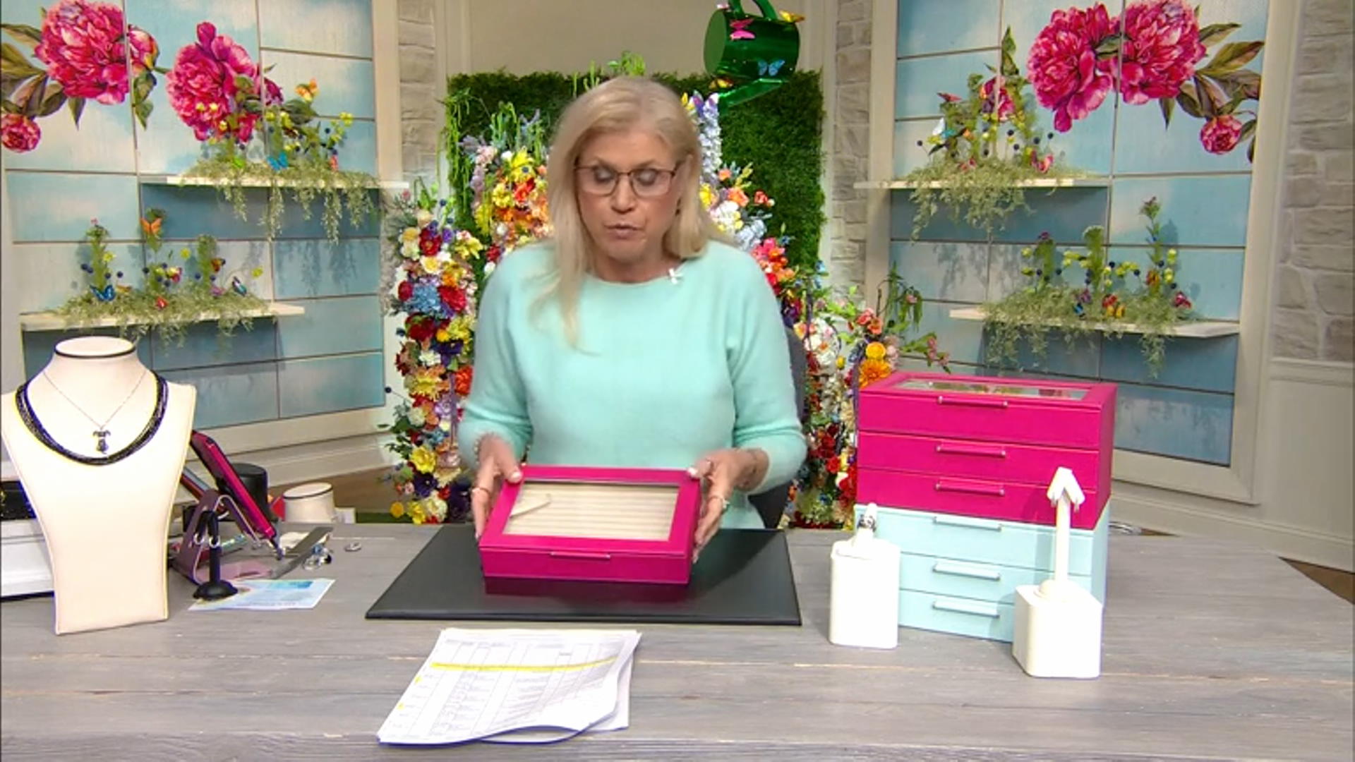 WOLF Medium Ring Box with Window and LusterLoc (TM) in Fuchsia Pink Video Thumbnail