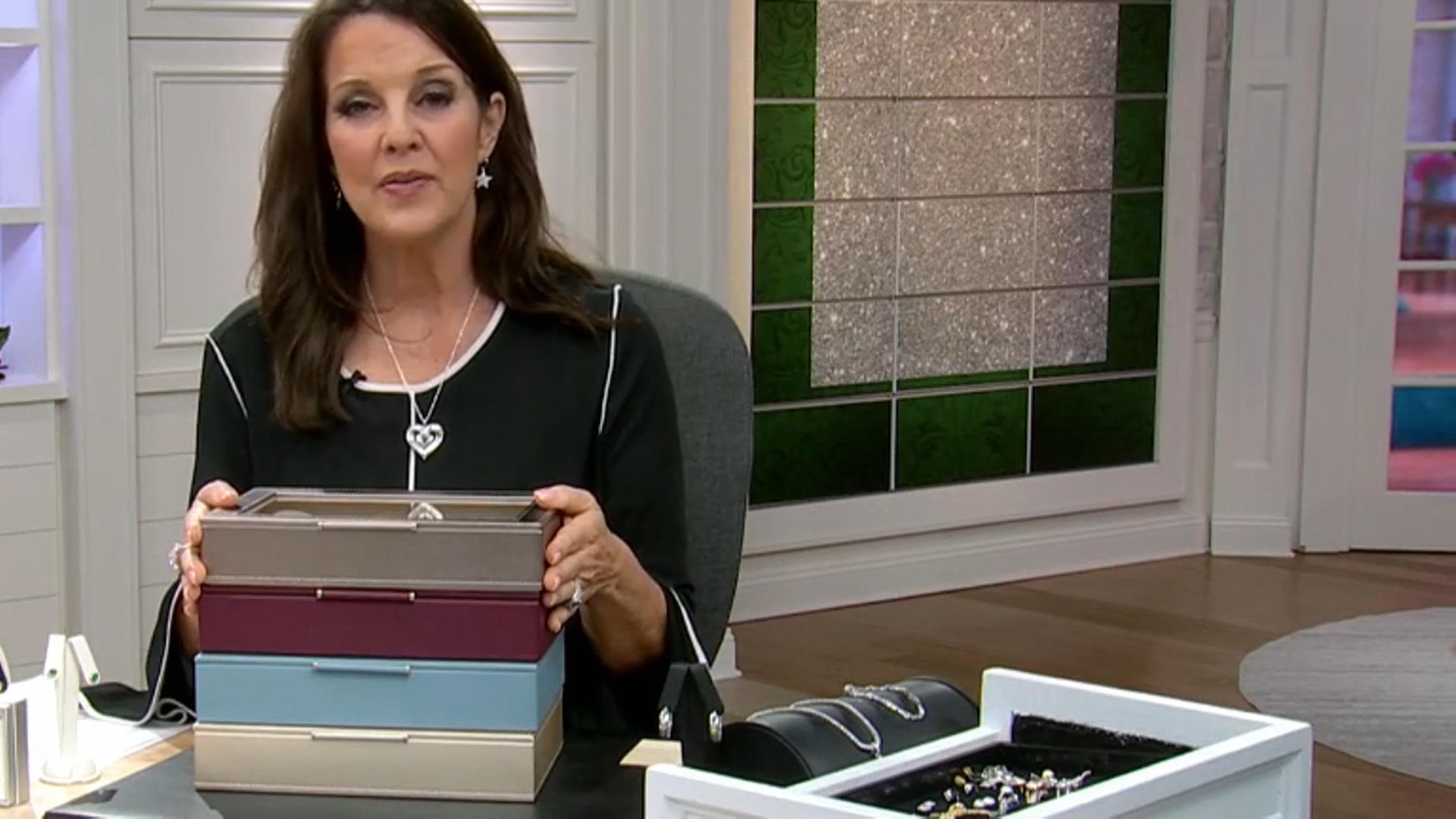 WOLF Medium Ring Box with Window and LusterLoc (TM) in Champagne Video Thumbnail